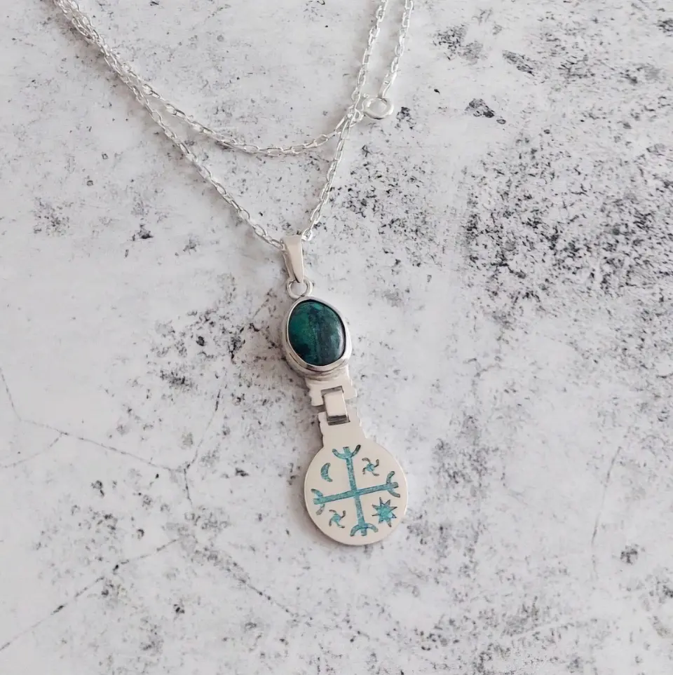 Collar Mapuche Kultrún hecho a mano en Plata 950 con piedra Malaquita  2