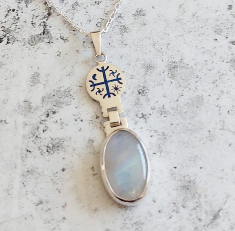 Collar Mapuche Kultrún en plata 950 y Piedra Luna