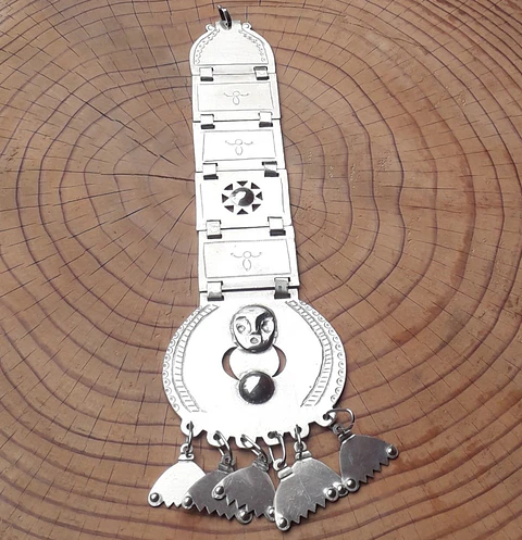 Sikill Mapuche de Placas caladas y cinceladas en metal Alpaca