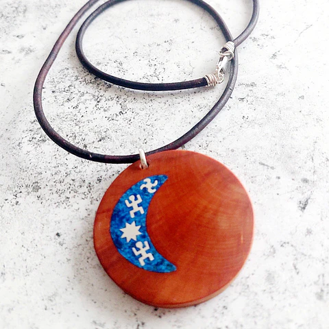 Collar de Picoyo Araucaria Milenaria con diseños Mapuche en plata 950 y Lapislázuli
