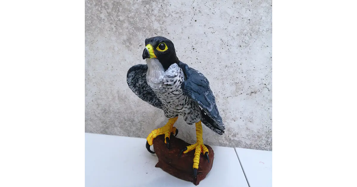 Halcón Peregrino Escultura