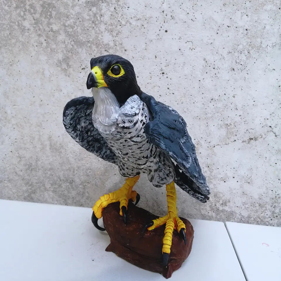 Halcón peregrino Escultura  1