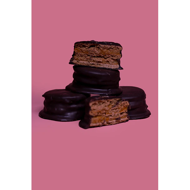 Alfajor bañado en chocolate negro Cuchufeli 2