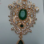 Broche Colgante Regional con Piedra Verde – 6,5 cm – Artesanía para Indumentaria Baturra