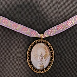 Colgante Virgen del Pilar con Cinta Bordada – Pieza Artesanal