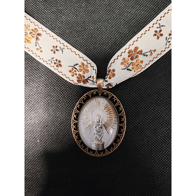 COLGANTE VIRGEN DEL PILAR CINTA TONOS MARRONES