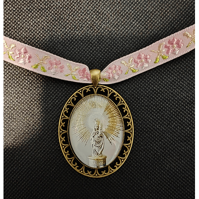 MEDALLA VIRGEN DEL PILAR CON CINTA ROSA