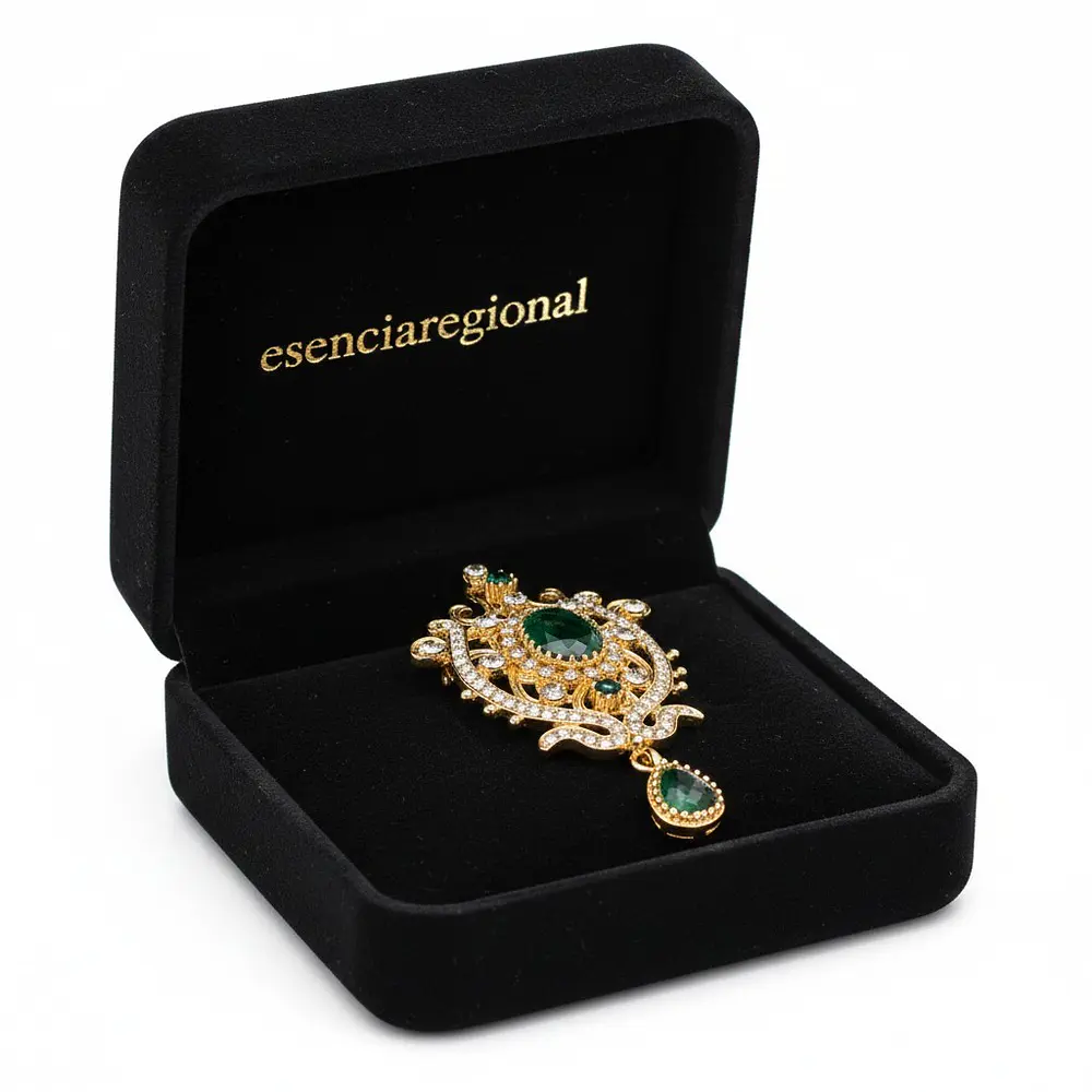 Broche Colgante Regional con Piedra Verde – 6,5 cm – Artesanía para Indumentaria Baturra