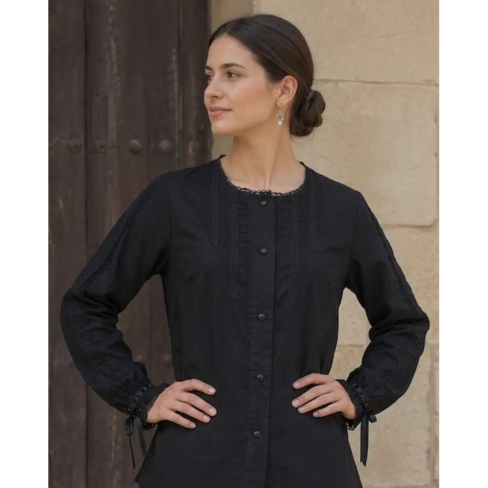 Blusa regional baturra  Negra: Artesanía, Elegancia y Tradición 