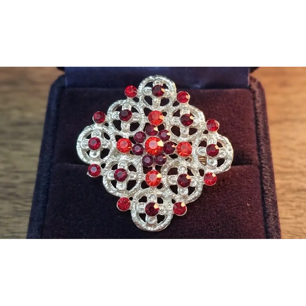 Broche geométrico de 3.5 cm con gemas rojas, granates y metal plateado