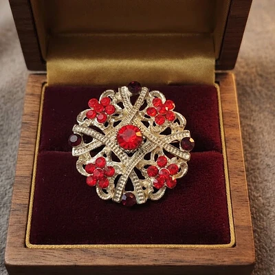 Broche Geométrico con Gemas Rojas y Granates  3.5 cm baturra