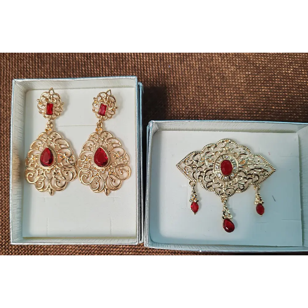 Conjunto de Broche y Pendientes dorados Elegancia Tradicional