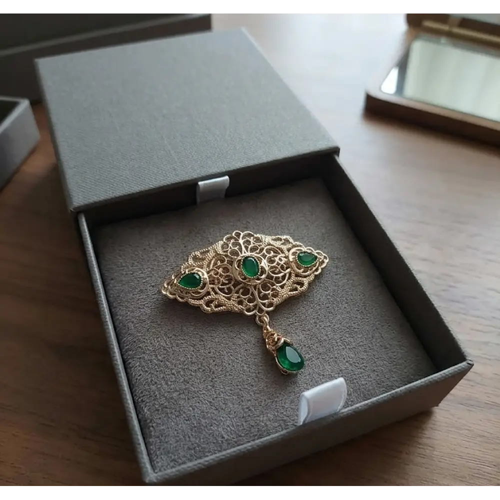 Broche Regional Dorado con Gemas Verdes  Elegancia Tradicional