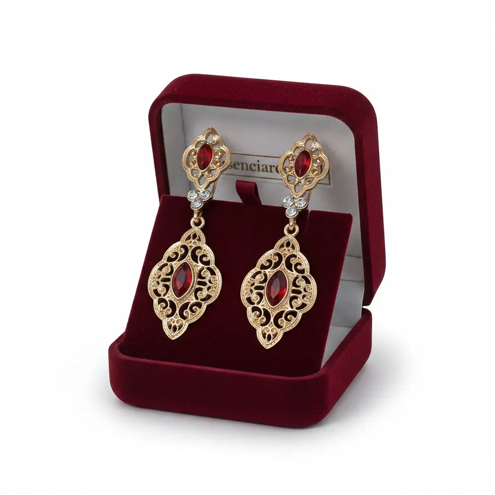 Pendientes dorados con piedra roja y cierre omega para traje regional