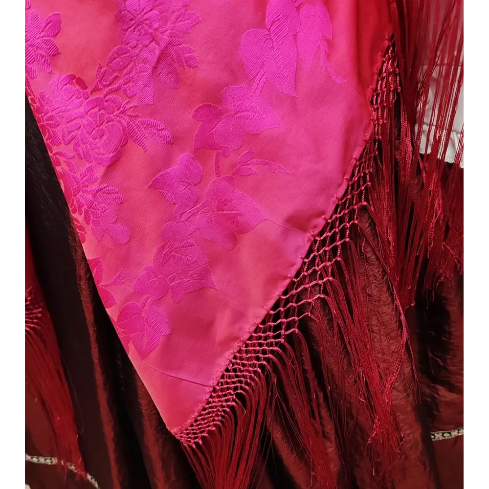 Mantón Regional Rosa Fucsia de Rayón Poliéster 140x140 cm con Fleco  Última Unidad
