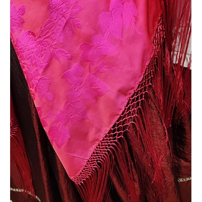 Mantón Regional Rosa Fucsia de Rayón Poliéster 140x140 cm con Fleco  Última Unidad