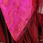 Mantón Regional Rosa Fucsia de Rayón Poliéster 140x140 cm con Fleco  Última Unidad