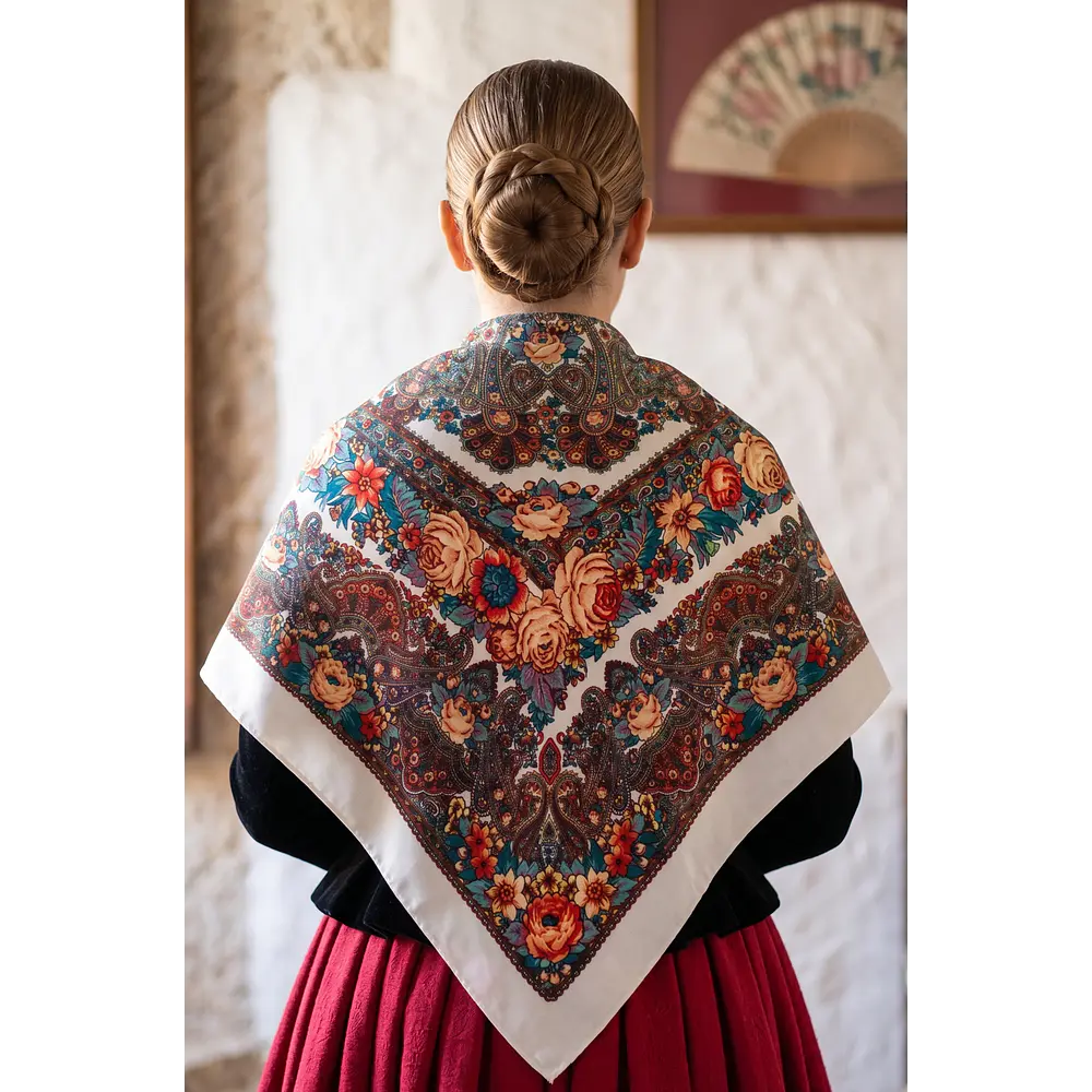 Pañuelo de Baturra Fondo Blanco con Flores y Cachemir (110x110 cm)
