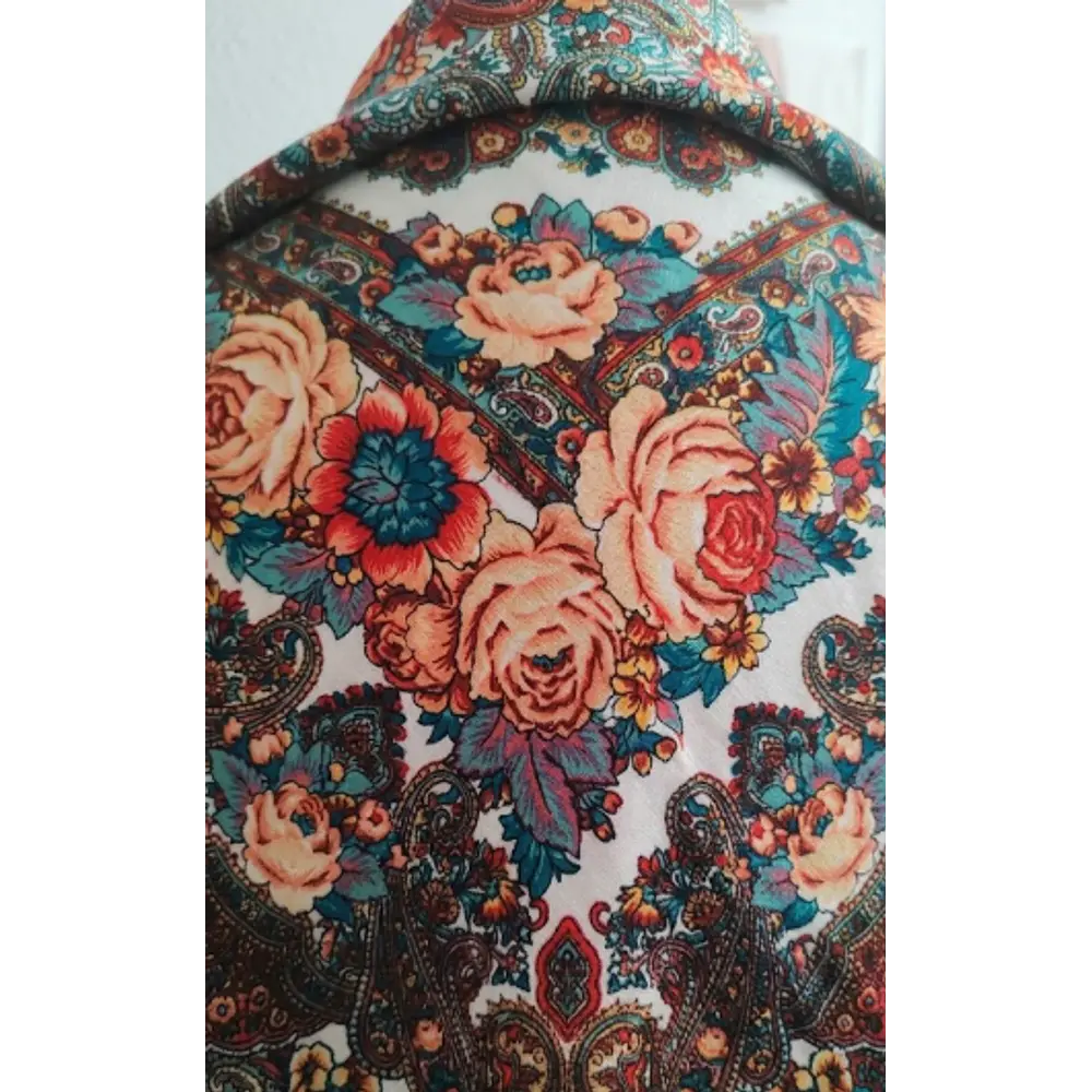 Pañuelo de Baturra Fondo Blanco con Flores y Cachemir (110x110 cm)