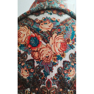 Pañuelo de Baturra Fondo Blanco con Flores y Cachemir (110x110 cm)