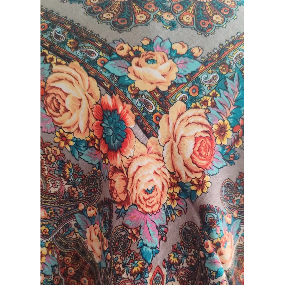 Pañuelo de Baturra Fondo Visón con Flores y Cachemir (110x110 cm)