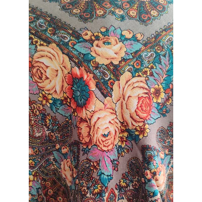 Pañuelo de Baturra Fondo Visón con Flores y Cachemir (110x110 cm)