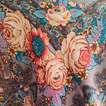 Pañuelo de Baturra Fondo Visón con Flores y Cachemir (110x110 cm)