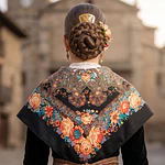 Pañuelo de Baturra Fondo Negro con Flores y Cachemir (110x110 cm)