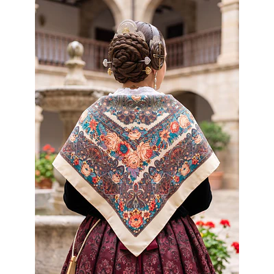 Pañuelo de Baturra Fondo Crema con Flores y Cachemir (110x110 cm)