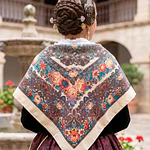 Pañuelo de Baturra Fondo Crema con Flores y Cachemir (110x110 cm)