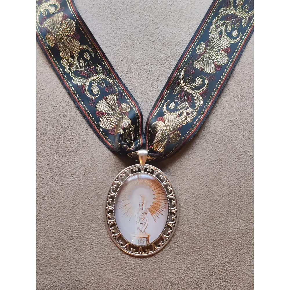 Medalla Virgen del Pilar Plateada con Cinta Bordada Decorativa