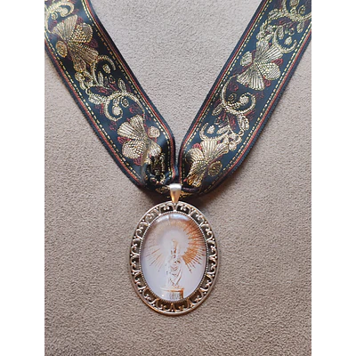 Medalla Virgen del Pilar Plateada con Cinta Bordada Decorativa