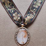 Medalla Virgen del Pilar Plateada con Cinta Bordada Decorativa