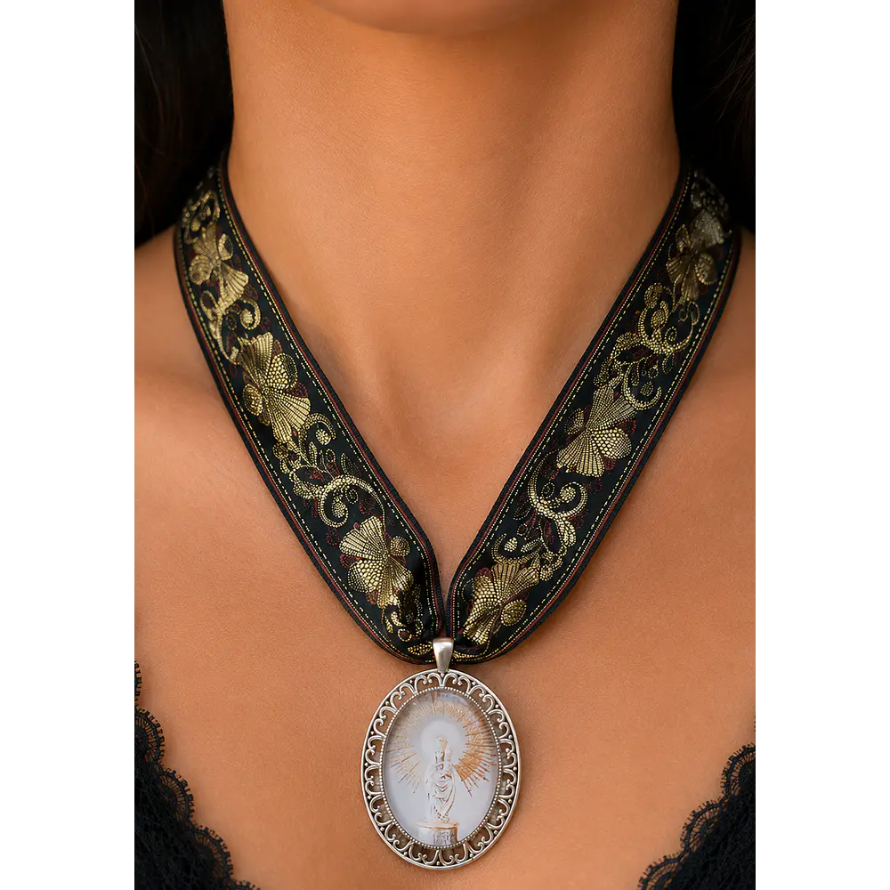 Medalla Virgen del Pilar Plateada con Cinta Bordada Decorativa