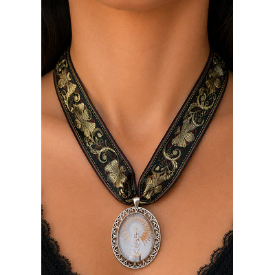 Medalla Virgen del Pilar Plateada con Cinta Bordada Decorativa