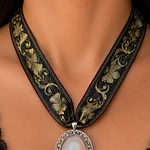 Medalla Virgen del Pilar Plateada con Cinta Bordada Decorativa