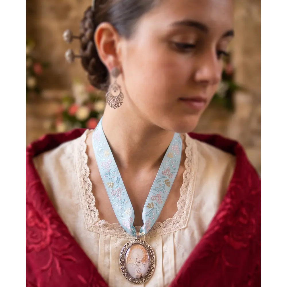Medalla Virgen del Pilar con Cinta Bordada Azul Celeste - Camafeo Baturra
