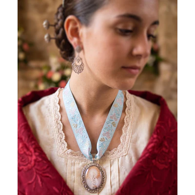 Medalla Virgen del Pilar con Cinta Bordada Azul Celeste - Camafeo Baturra