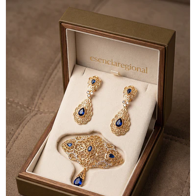 Conjunto Aderezo de Baturra Dorado con Piedras Azules (Pendientes y Broche)