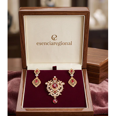Conjunto de Broche y Pendientes en Tono Dorado con Piedra Roja