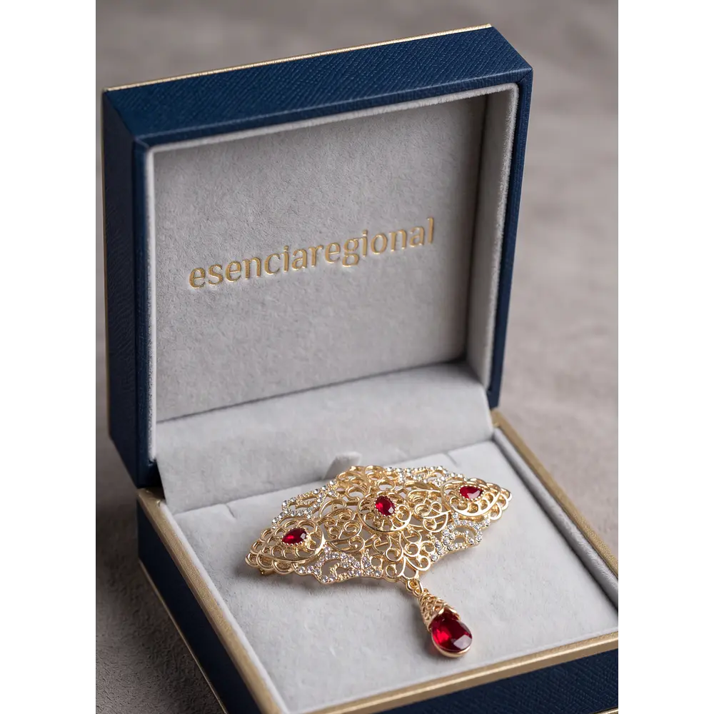 Broche de Baturra Dorado en Forma de Abanico con Piedras Rojas