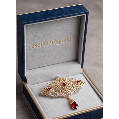 Broche de Baturra Dorado en Forma de Abanico con Piedras Rojas
