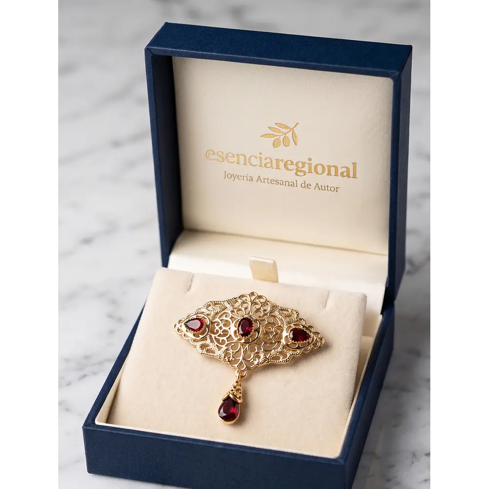 Broche de Baturra Dorado Diseño Romboide con Piedras Rojas