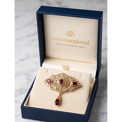 Broche de Baturra Dorado Diseño Romboide con Piedras Rojas