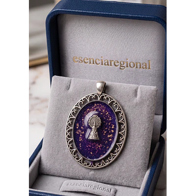 Medalla Ovalada de la Virgen con Fondo Morado y Filigrana Plateada