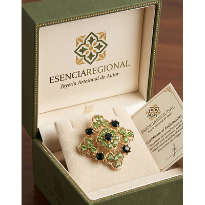 Broche de Baturra Dorado con Diseño Geométrico y Piedras Verdes