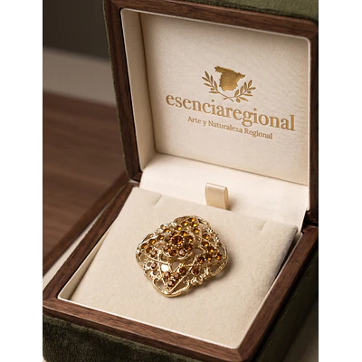 Broche de Baturra Dorado con Diseño Romboide y Piedras Ámbar