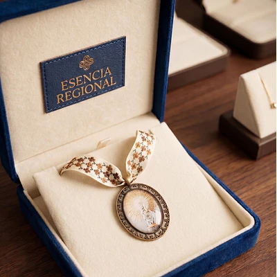 Conjunto de Medalla de la Virgen del Pilar y Cinta al Cuello (Tonos Crudos)