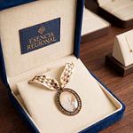 Conjunto de Medalla de la Virgen del Pilar y Cinta al Cuello (Tonos Crudos)