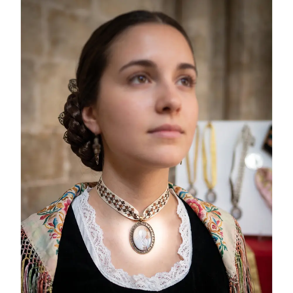 Conjunto de Medalla de la Virgen del Pilar y Cinta al Cuello (Tonos Crudos)